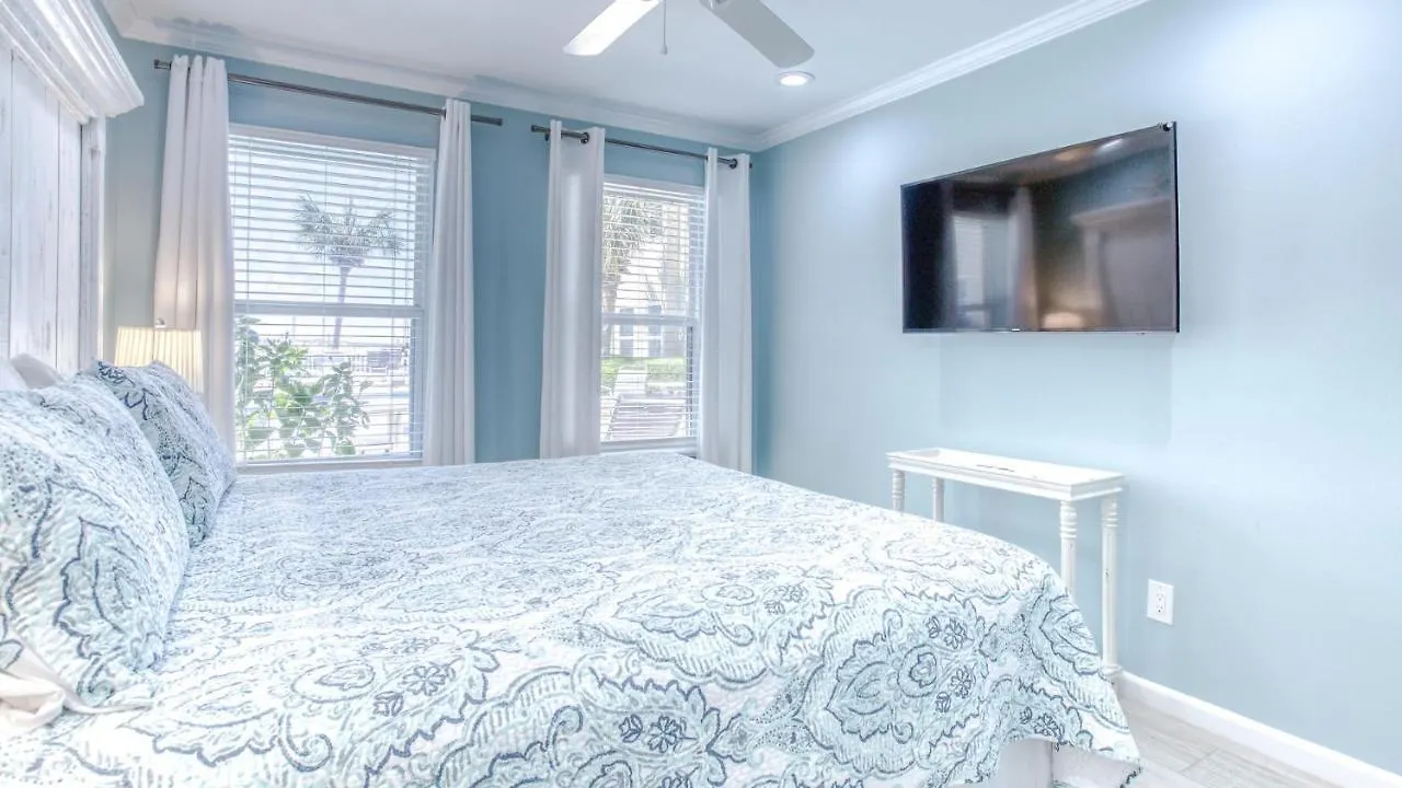 Poolside Villas 106 - Updated Beachfront Condo On Holiday Isle In Destin